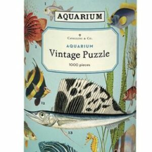 Puzzle Cavallini poisson dans l’aquarium d’après leurs images d’archives. 1000 pièces emballées dans un sachet en coton dans une boite tube déco. 1000 pièces 50 x 70 cm.