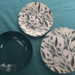 Lot de 6 assiettes plates, 6 assiettes creuses et 6 assiettes dessert. "Feuilles"