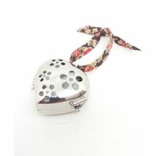 Petit Cœur de Parfum solide Liberty Cuir Mandarine ruban fleurs rouges