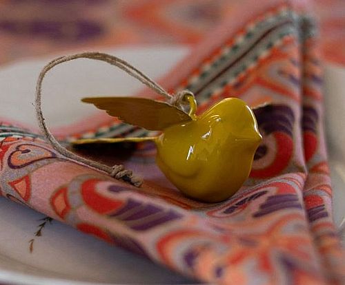 Oiseau jaune en métal